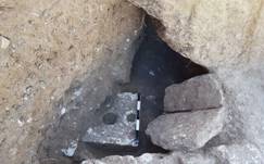 Le siège des toilettes en pierre retrouvé pendant une fouille dans une villa antique, à Armon Hanatziv, à Jérusalem. (Crédit : Ya’akov Billig/Autorité israélienne des antiquités)