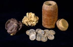 La boîte en bois contenant 15 pièces en argent de la période des Maccabées a été découverte dans le désert de Judée au début de 2022. (crédit : DAFNA GAZIT/ISRAEL ANTIQUITIES AUTHORITY)